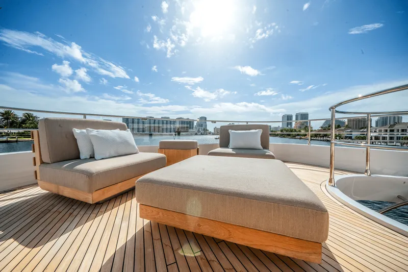 Slide: The Image of Azimut Magellano 25M 2026 - 86