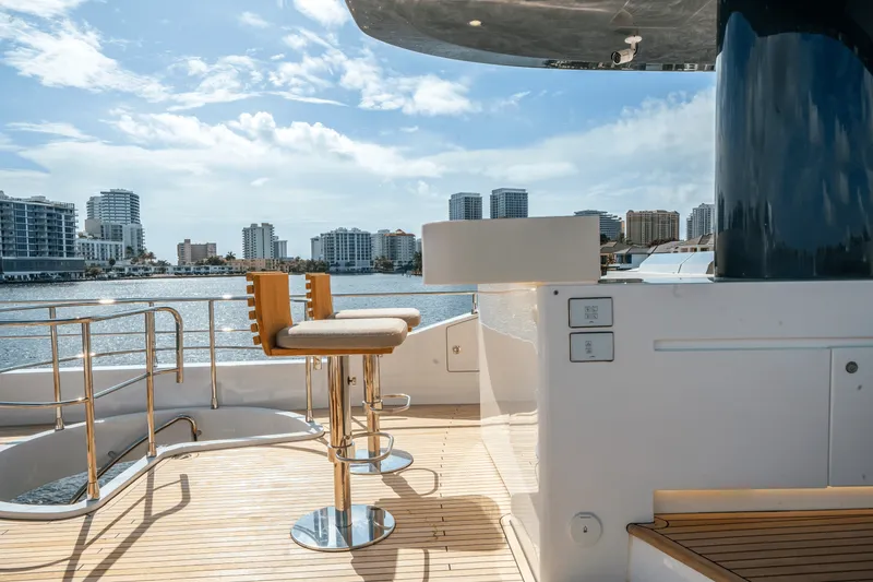 Slide: The Image of Azimut Magellano 25M 2026 - 90