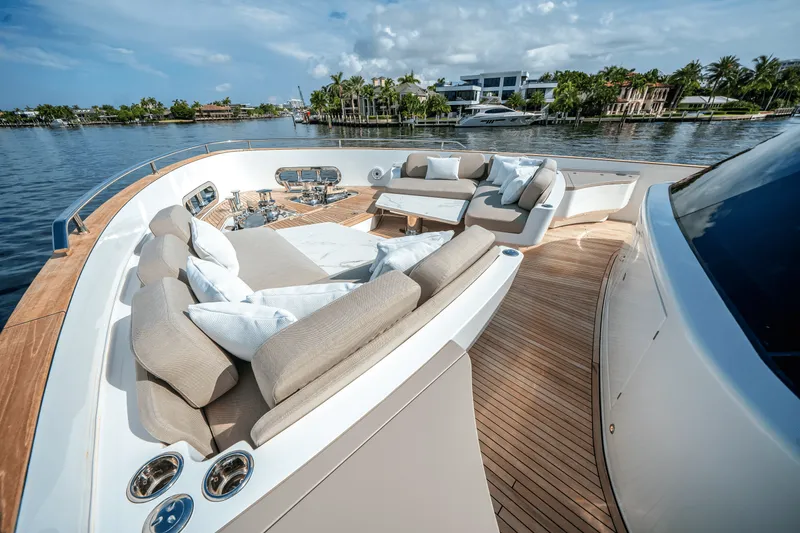 Slide: The Image of Azimut Magellano 25M 2026 - 81