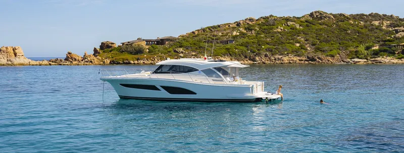 Slide: The Image of Riviera 465 SUV 2026 - 1