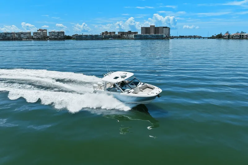 Slide: The Image of Boston Whaler 320 VANTAGE 2020 - 10