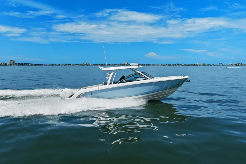 Slide: The Image of Boston Whaler 320 VANTAGE 2020 - 11