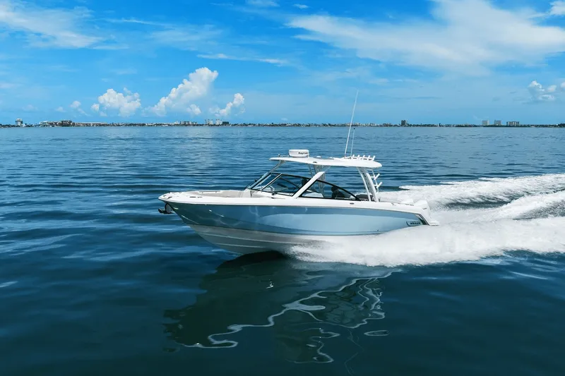 Slide: The Image of Boston Whaler 320 VANTAGE 2020 - 15