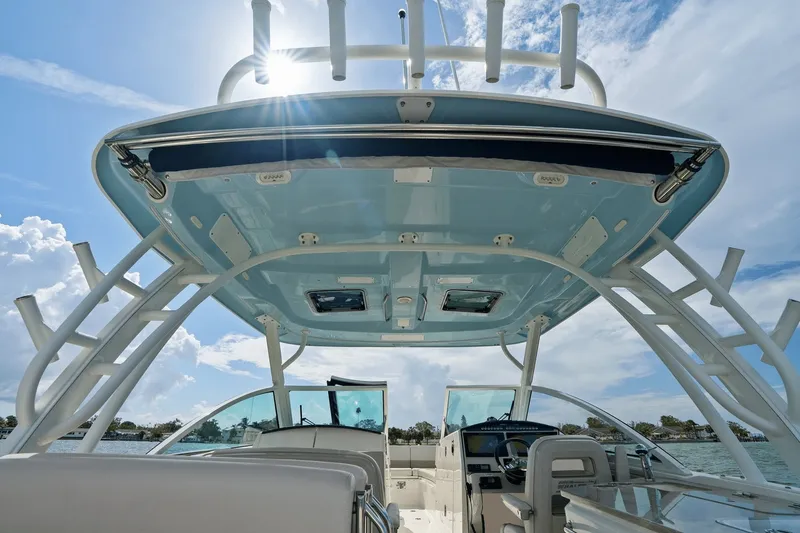 Slide: The Image of Boston Whaler 320 VANTAGE 2020 - 21