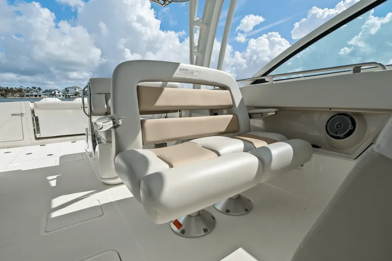Slide: The Image of Boston Whaler 320 VANTAGE 2020 - 22