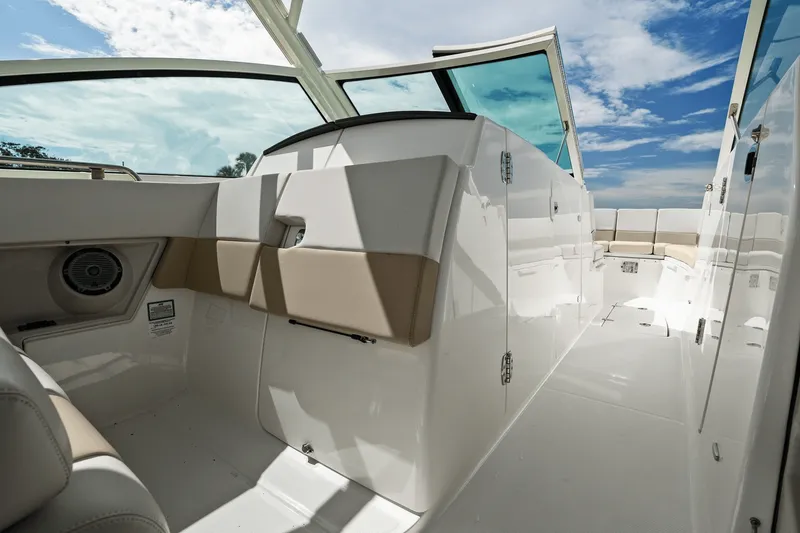 Slide: The Image of Boston Whaler 320 VANTAGE 2020 - 23
