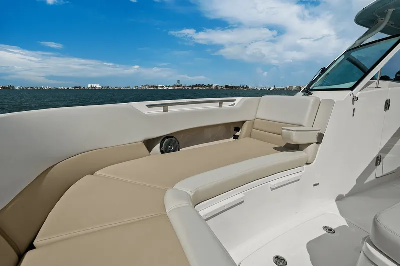 Slide: The Image of Boston Whaler 320 VANTAGE 2020 - 26
