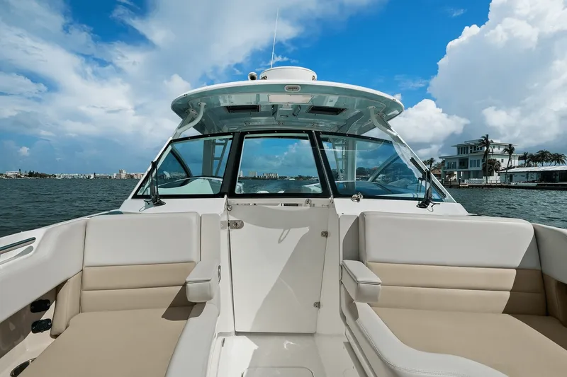 Slide: The Image of Boston Whaler 320 VANTAGE 2020 - 27