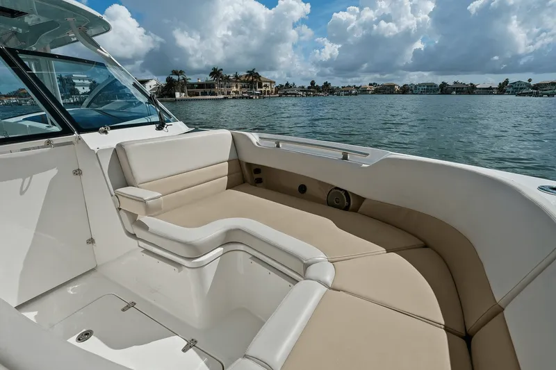 Slide: The Image of Boston Whaler 320 VANTAGE 2020 - 28
