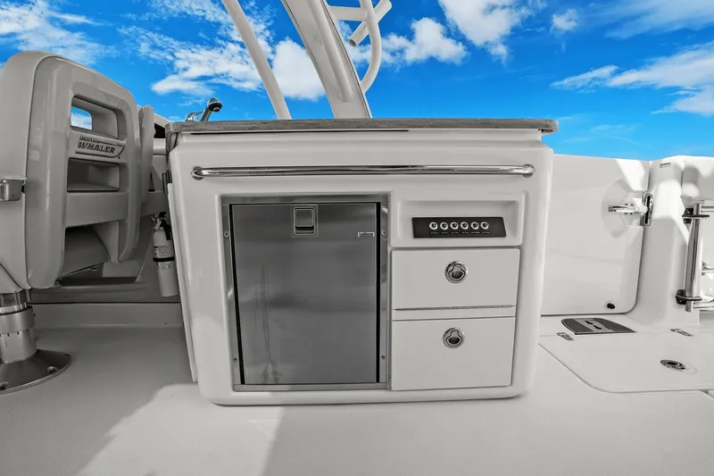 Slide: The Image of Boston Whaler 320 VANTAGE 2020 - 30