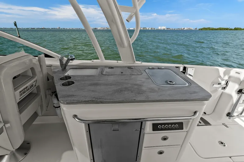 Slide: The Image of Boston Whaler 320 VANTAGE 2020 - 32