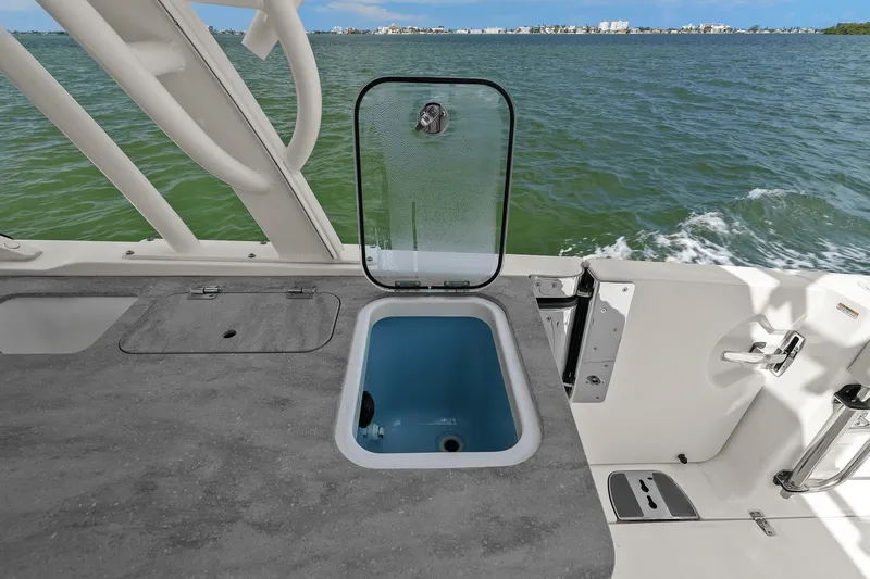 Slide: The Image of Boston Whaler 320 VANTAGE 2020 - 33
