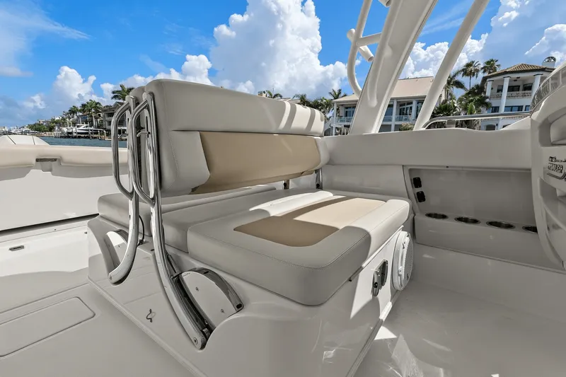 Slide: The Image of Boston Whaler 320 VANTAGE 2020 - 34
