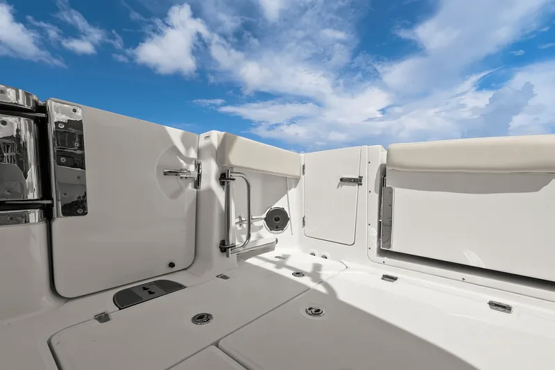 Slide: The Image of Boston Whaler 320 VANTAGE 2020 - 35