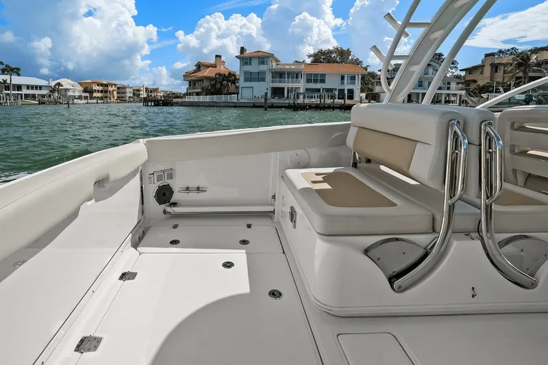 Slide: The Image of Boston Whaler 320 VANTAGE 2020 - 36