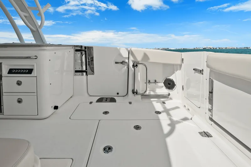 Slide: The Image of Boston Whaler 320 VANTAGE 2020 - 37