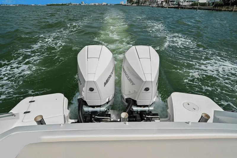 Slide: The Image of Boston Whaler 320 VANTAGE 2020 - 38