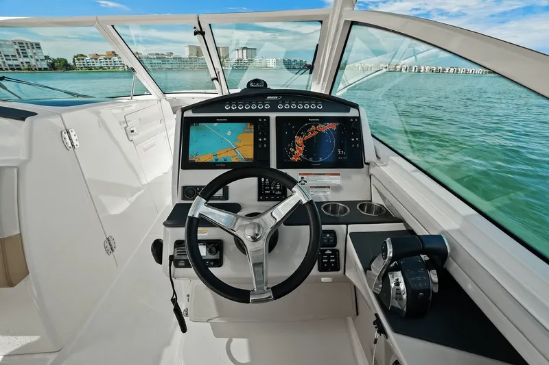 Slide: The Image of Boston Whaler 320 VANTAGE 2020 - 39