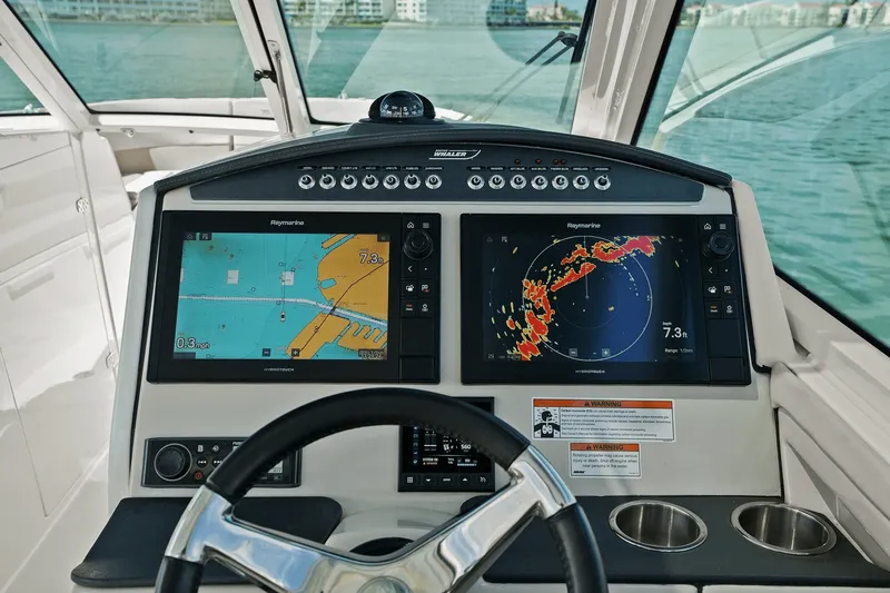 Slide: The Image of Boston Whaler 320 VANTAGE 2020 - 40