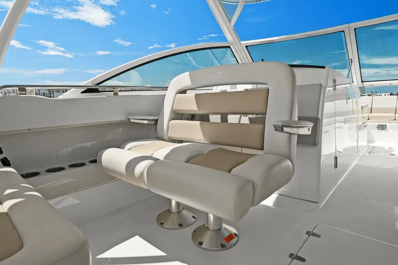 Slide: The Image of Boston Whaler 320 VANTAGE 2020 - 42