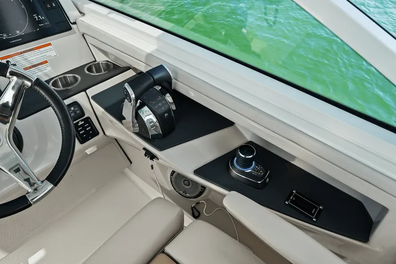 Slide: The Image of Boston Whaler 320 VANTAGE 2020 - 43
