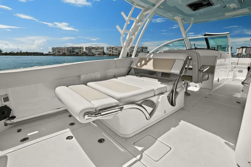 Slide: The Image of Boston Whaler 320 VANTAGE 2020 - 44