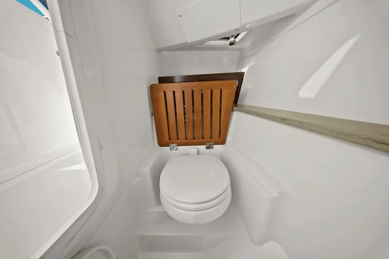 Slide: The Image of Boston Whaler 320 VANTAGE 2020 - 47