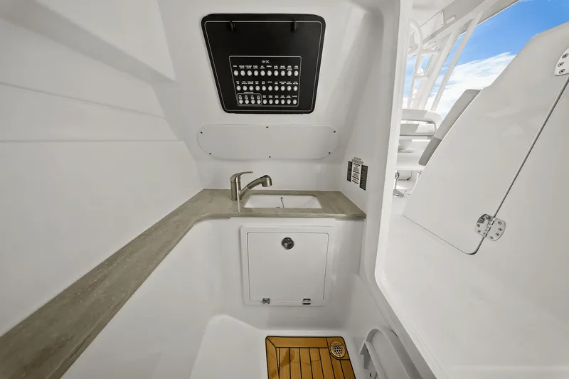 Slide: The Image of Boston Whaler 320 VANTAGE 2020 - 48