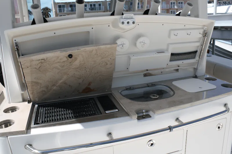 Slide: The Image of Boston Whaler 38 OR 2018 - 11