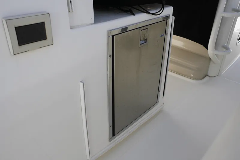 Slide: The Image of Boston Whaler 38 OR 2018 - 17