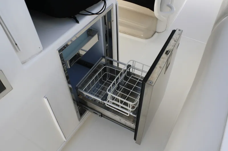 Slide: The Image of Boston Whaler 38 OR 2018 - 18