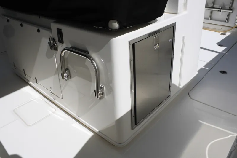 Slide: The Image of Boston Whaler 38 OR 2018 - 28