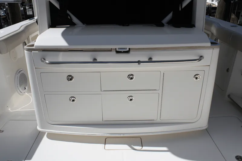 Slide: The Image of Boston Whaler 38 OR 2018 - 5