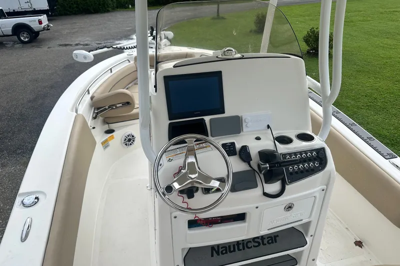 Slide: The Image of NauticStar 2302 Legacy 2018 - 13