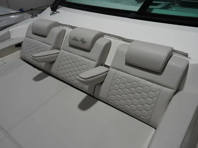 Slide: The Image of Sea Ray Sundancer 320 2026 - 46