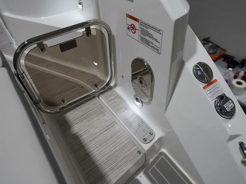 Slide: The Image of Sea Ray Sundancer 320 2026 - 15