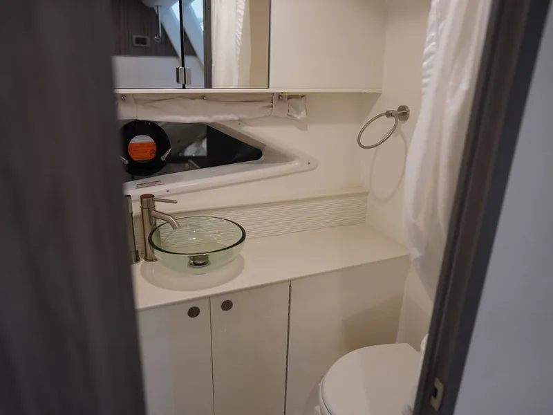 Slide: The Image of Sea Ray Sundancer 320 2026 - 78