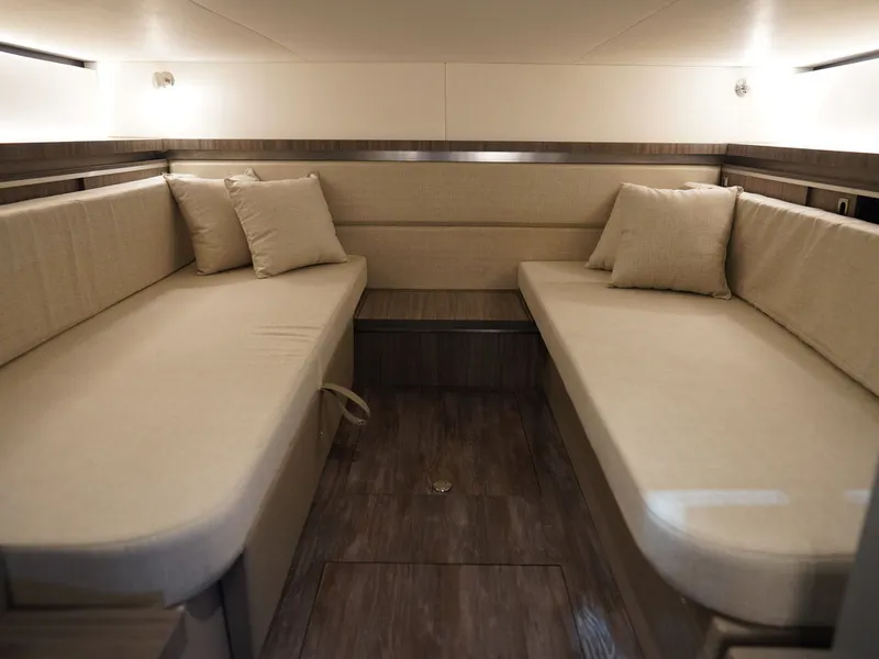 Slide: The Image of Sea Ray Sundancer 320 2026 - 91