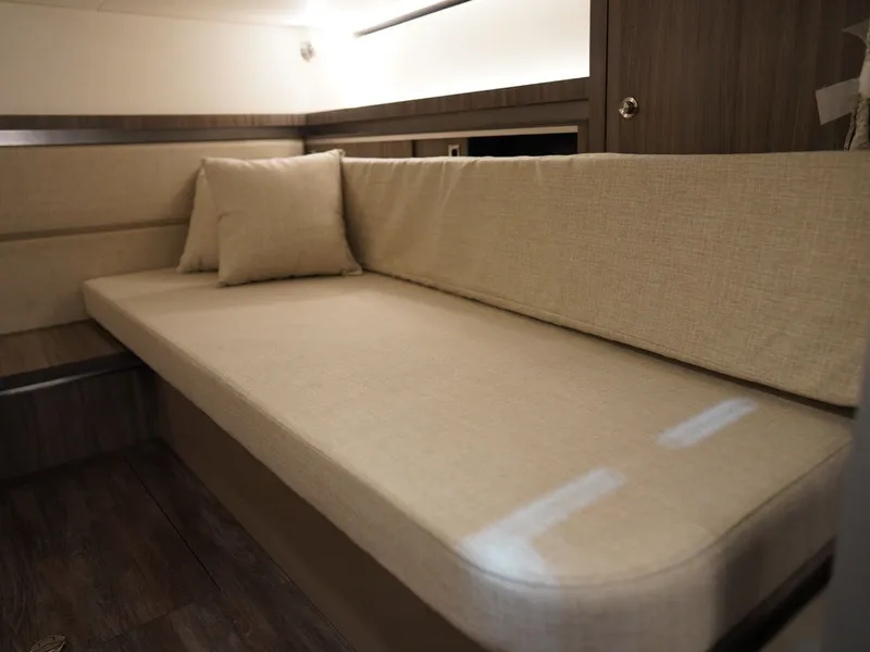 Slide: The Image of Sea Ray Sundancer 320 2026 - 90