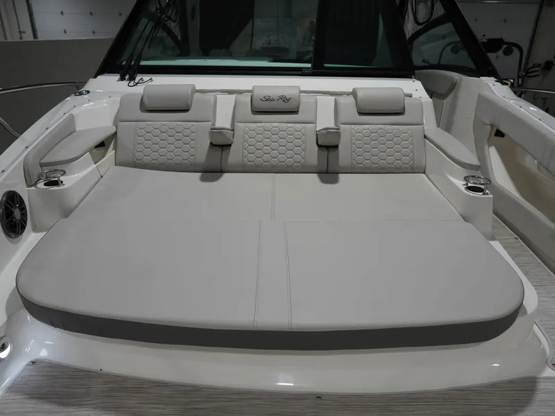 Slide: The Image of Sea Ray Sundancer 320 2026 - 44