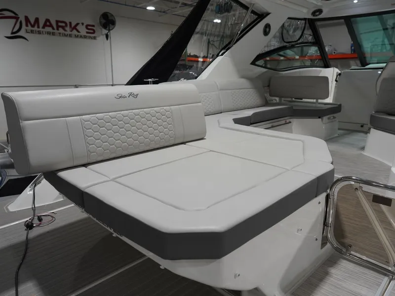 Slide: The Image of Sea Ray Sundancer 320 2026 - 3