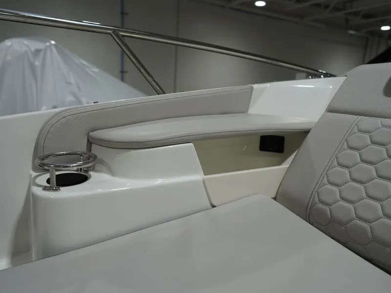 Slide: The Image of Sea Ray Sundancer 320 2026 - 40