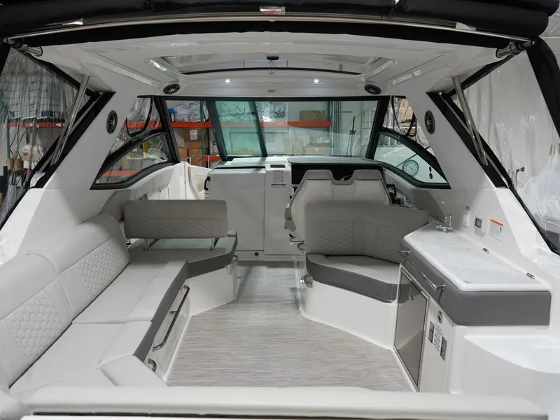 Slide: The Image of Sea Ray Sundancer 320 2026 - 5