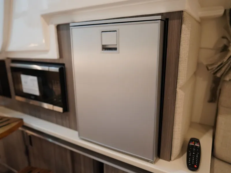 Slide: The Image of Sea Ray Sundancer 320 2026 - 100