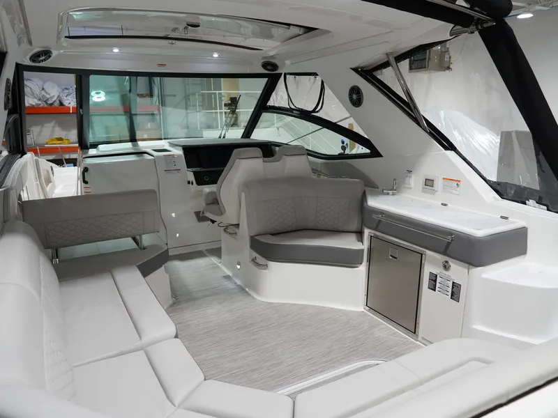 Slide: The Image of Sea Ray Sundancer 320 2026 - 4