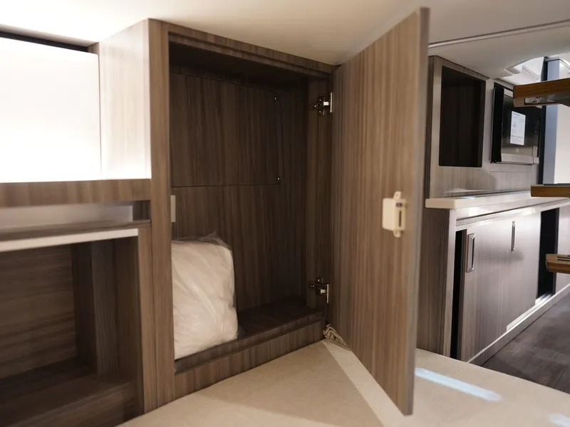Slide: The Image of Sea Ray Sundancer 320 2026 - 94