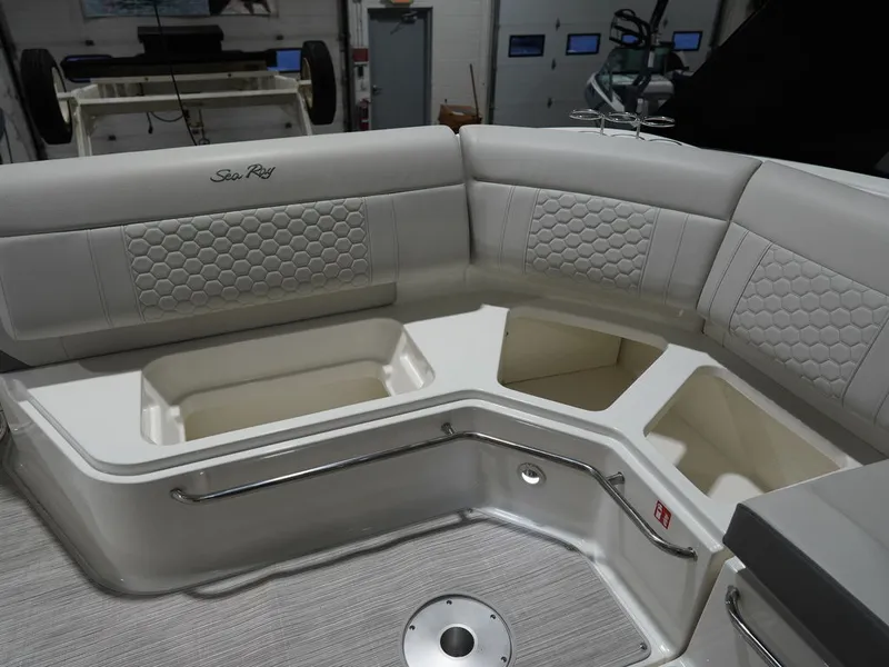 Slide: The Image of Sea Ray Sundancer 320 2026 - 63