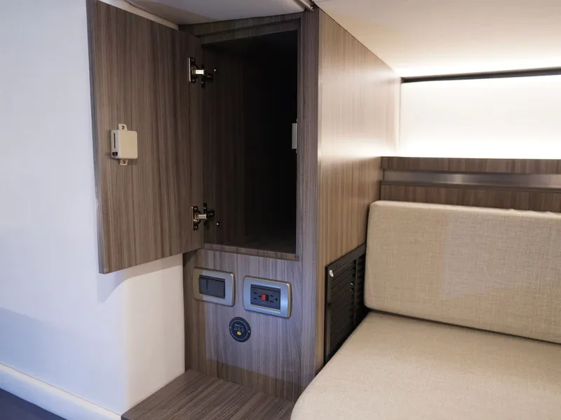 Slide: The Image of Sea Ray Sundancer 320 2026 - 88