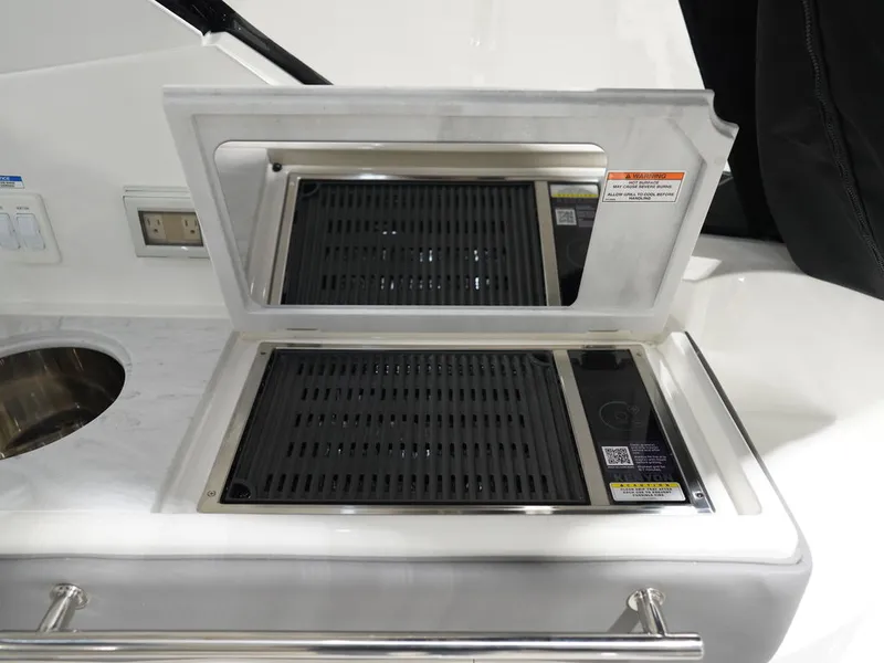Slide: The Image of Sea Ray Sundancer 320 2026 - 19