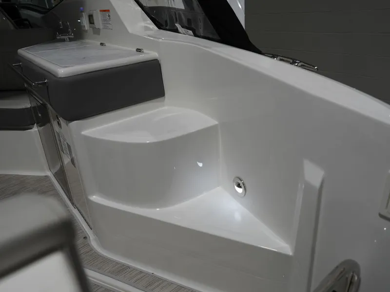 Slide: The Image of Sea Ray Sundancer 320 2026 - 12
